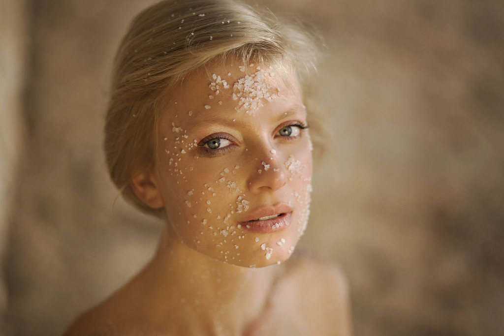 10 Ways to Keep Skin Looking Youthful Exfoliate