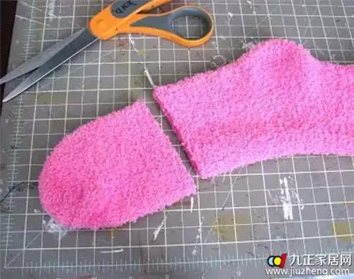 一女子把襪子剪開一半做這個，你絕對想不到!