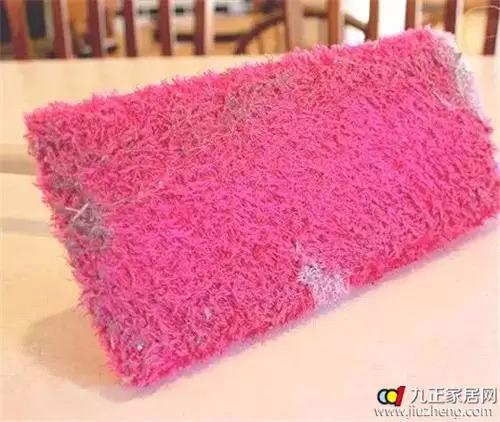 一女子把襪子剪開一半做這個，你絕對想不到!