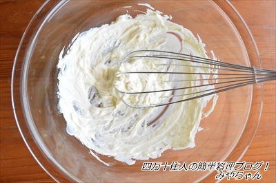 5. 再來，將第二步驟的奶油起司和鮮奶油放入碗中，然後放入微波爐以600W加熱30秒，並均勻攪拌。<BR><BR>