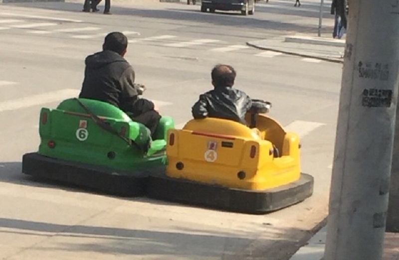中國「公路最狂大叔」開碰碰車上路，網友：「秋名山怎麼走？」