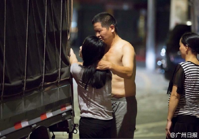 16歲少女深夜不願意讓獸父得逞,竟然被當街狠踹爆打,母親在旁邊說了「一句話」,聽到的人全都心寒了...