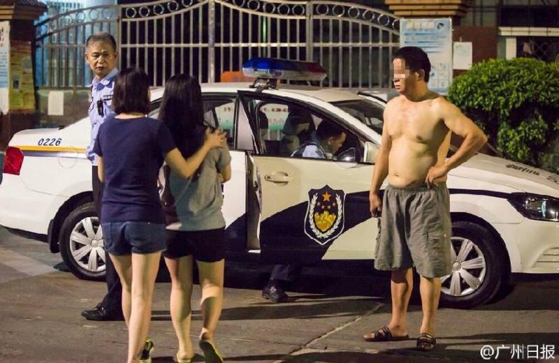 16歲少女深夜不願意讓獸父得逞,竟然被當街狠踹爆打,母親在旁邊說了「一句話」,聽到的人全都心寒了...