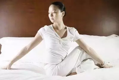 超簡單的睡前瑜伽，躺在床上就能做！每晚只要10分鐘，一個禮拜後的變化讓你自己都不敢相信！！