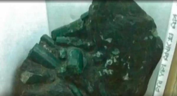 礦工挖出一塊700斤翡翠，價值高達9000000000新臺幣！竟然被「他」買走！