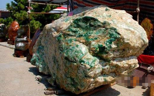 礦工挖出一塊700斤翡翠，價值高達9000000000新臺幣！竟然被「他」買走！