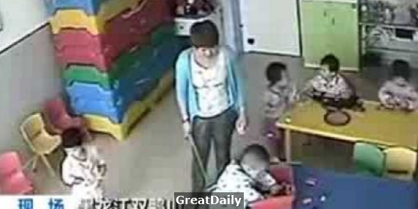 幼稚園老師私下「暴打孩童」的過程全被監視器拍下，結果打到一半「孩童的阿嬤」突然......