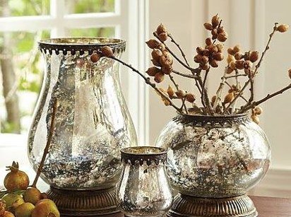 把花瓶和台燈先灑點水，再噴上鏡面的噴漆，就能變身成水銀柱。<BR><BR>