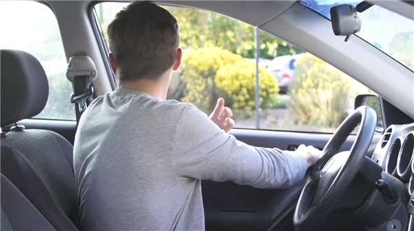 看過一次這個荷蘭人「開車門」的方法再也忘不了，你的一個小改變就能避免無數意外！