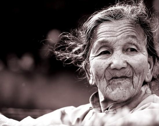 70旬老奶奶孤獨無依「靠拾荒過活」，依然每天「麵帶微笑」，問她「是否覺得辛苦」，她的回答令人動容！