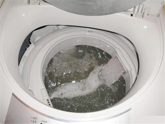 洗衣機三個月不清洗，細菌比下水道還髒，你還在用它洗衣服嗎？一個土方法，去汙乾淨又殺菌