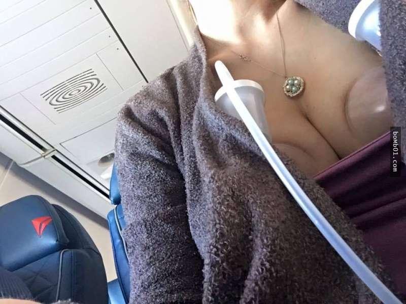 年輕媽媽在飛機上坦胸露遭人白眼，但空姐的這一行為卻深深感動了她。