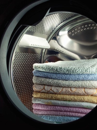 23. 烘乾衣物時，可以丟入一些乾毛巾一起烘乾，省時又省電。<BR><BR>