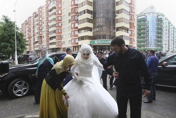 17歲女迫嫁46歲警官「拒絕就綁架你全家」少女模樣讓人心碎